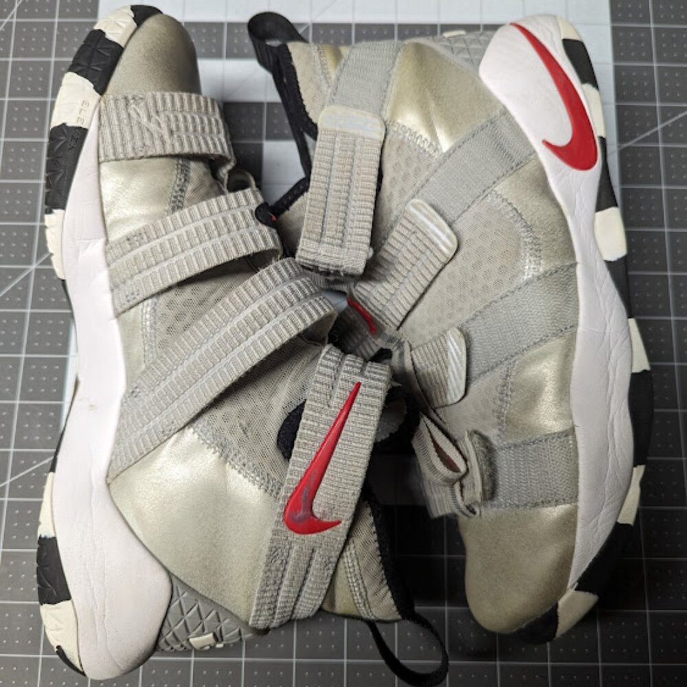 Nike Lebron Soldier 11, Size 10 Basketball Shoes